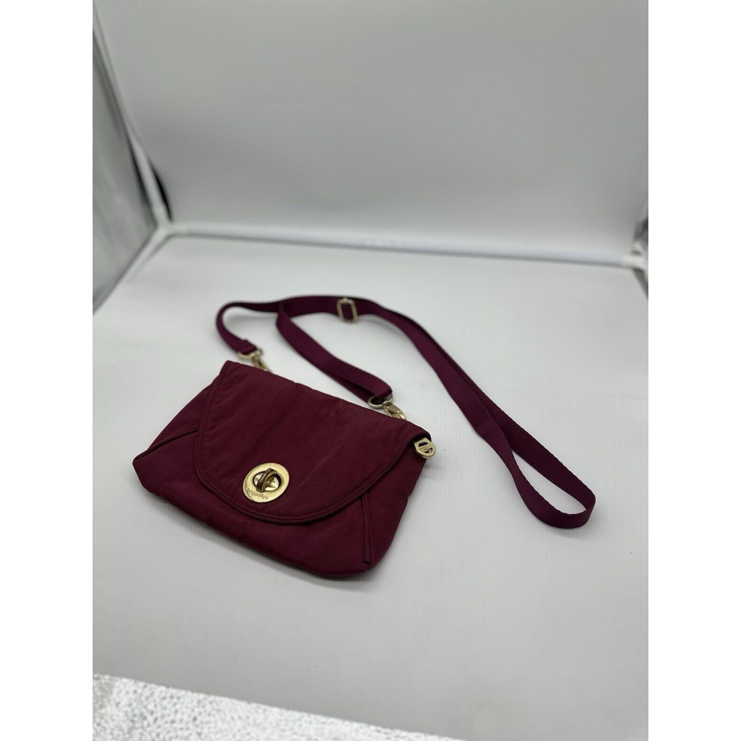 BAGGALLINI Twist Lock Crossbody Small Purse Organizer Pink Magenta Pockets Bag