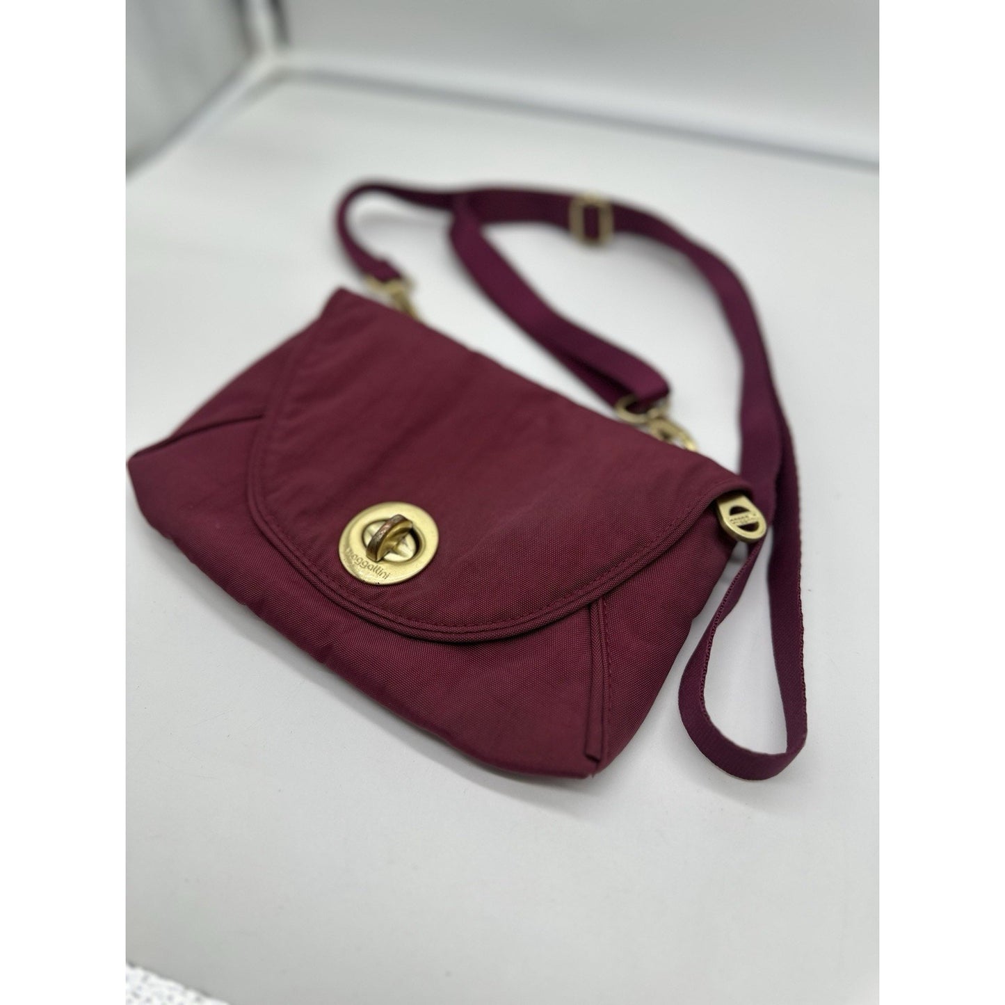 BAGGALLINI Twist Lock Crossbody Small Purse Organizer Pink Magenta Pockets Bag