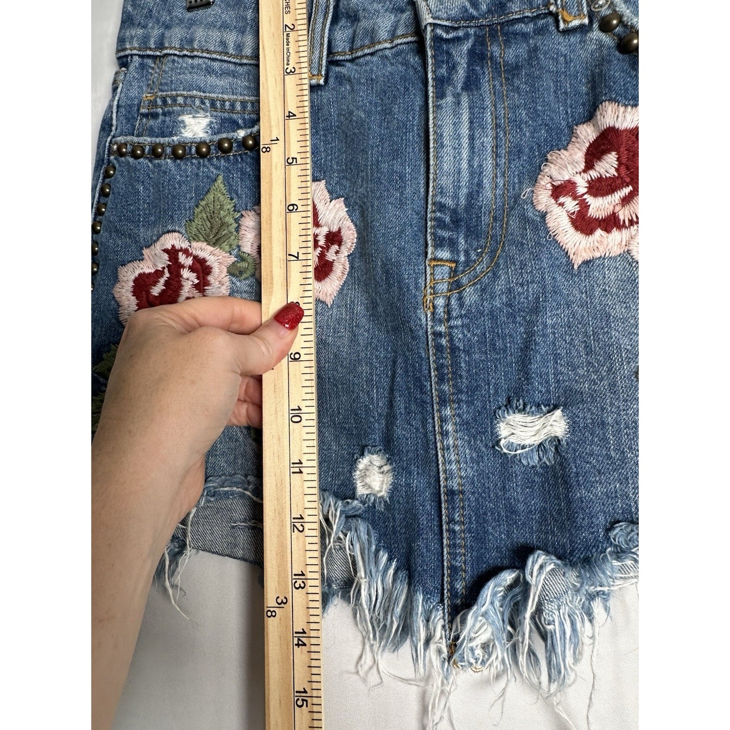 Free People Wild Rose Denim Mini Skirt Womens sz 25 Embroidered Floral Raw Hem