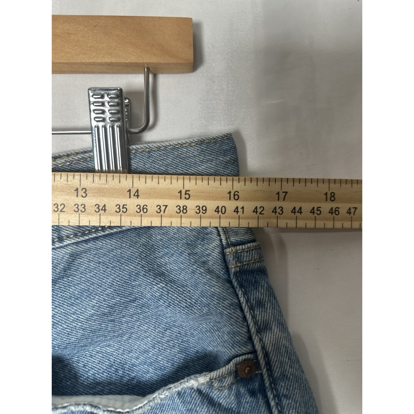 Levis 501 Raw Hem Denim Jean Shorts Womens Sz 32 Button Fly Distressed Staple