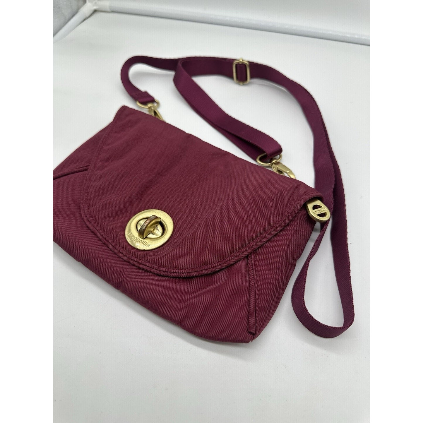 BAGGALLINI Twist Lock Crossbody Small Purse Organizer Pink Magenta Pockets Bag