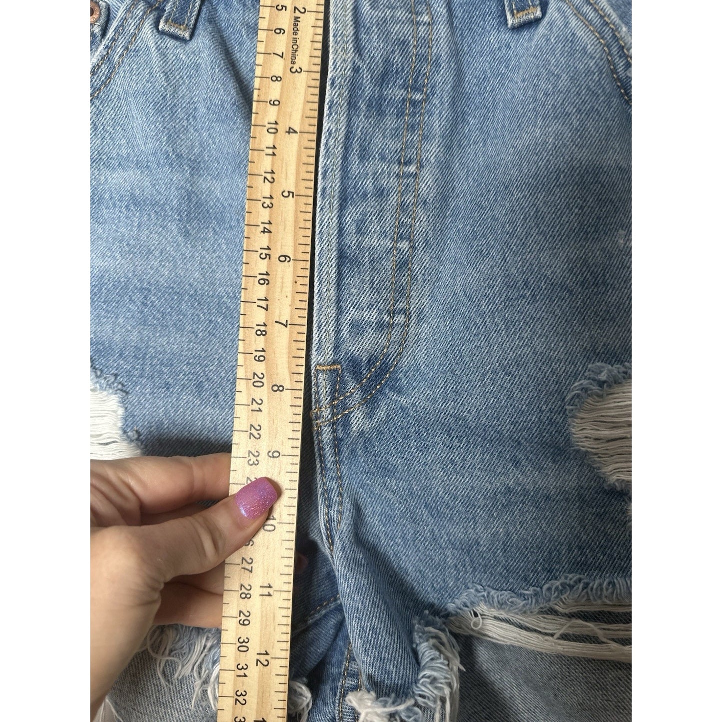 Levis 501 Raw Hem Denim Jean Shorts Womens Sz 32 Button Fly Distressed Staple
