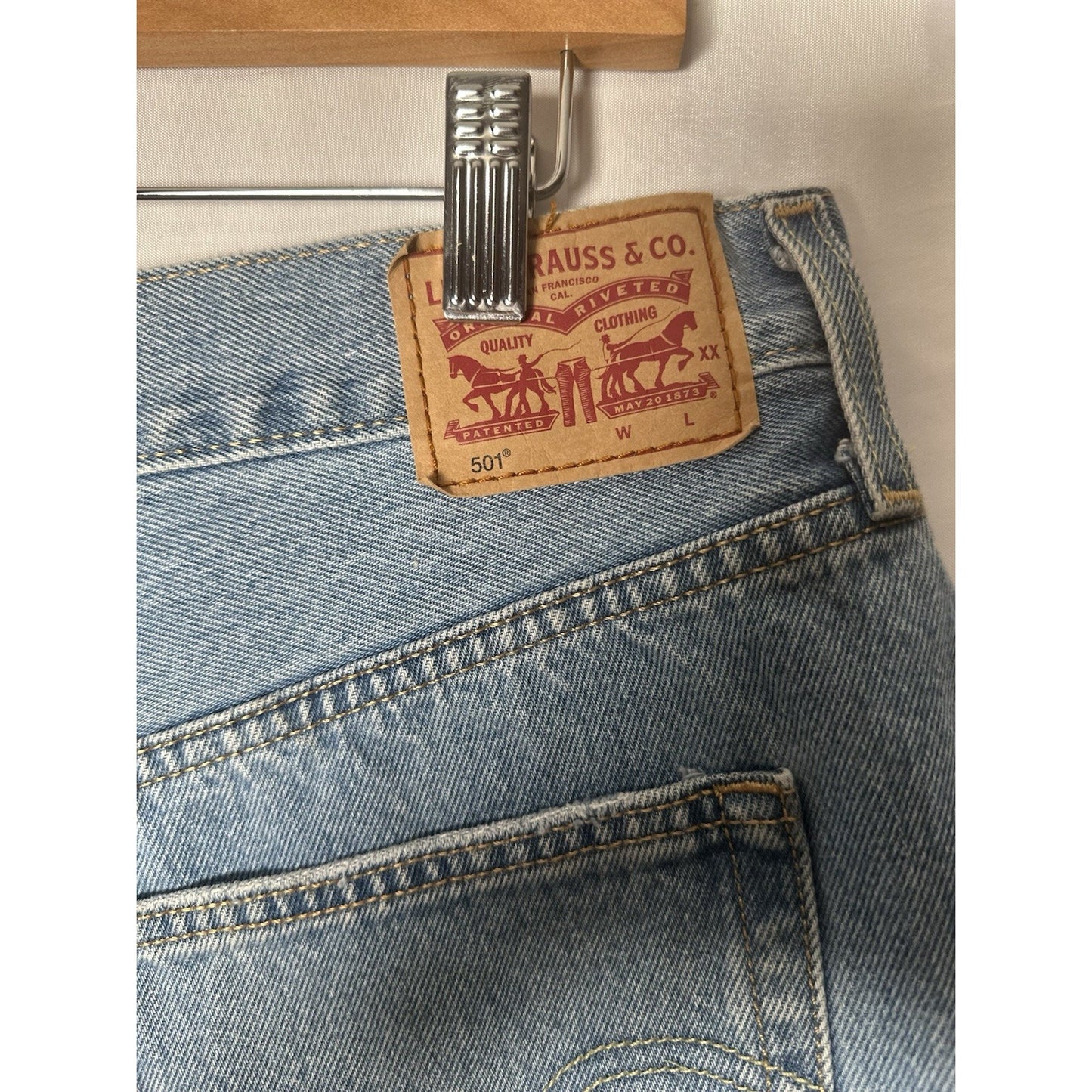 Levis 501 Raw Hem Denim Jean Shorts Womens Sz 32 Button Fly Distressed Staple